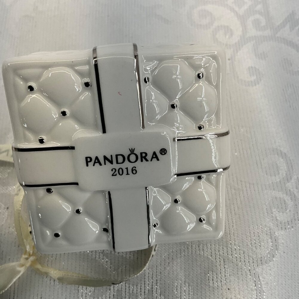 Pandora White Ceramic Gift Box Ornament 2016‎